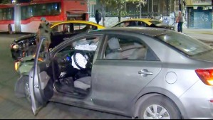 Choque entre taxi y automóvil en pleno centro de Santiago: Vehículo involucrado tendría 193 multas