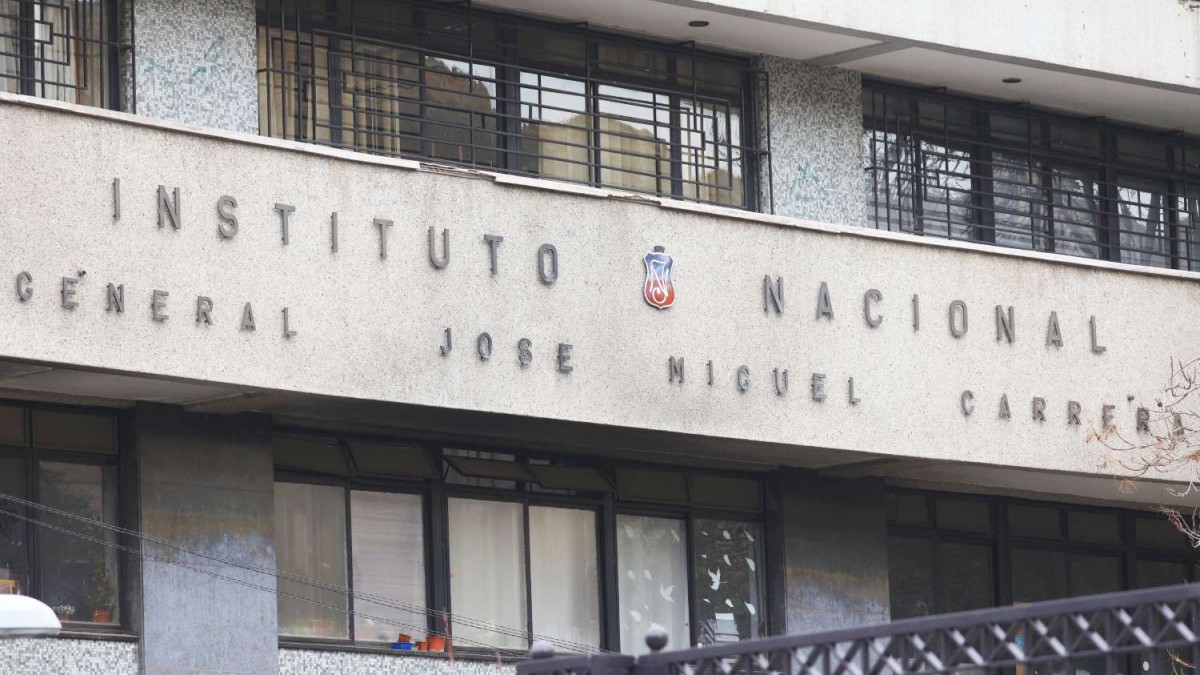 Instituto Nacional suspende clases este viernes por amenaza de tiroteo: Directivos sostendrán reunión para evaluar medidas