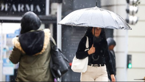 Lluvia sorprende a capitalinos: Se registran precipitaciones en distintos puntos de Santiago