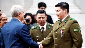 "Cuenten con este Presidente": José Antonio Kast condecora a 33 carabineros de La Moneda