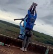 Este sábado, una joven de 21 años perdió la vida tras ser lanzada sin las cuerdas de seguridad en un salto bungee desde el Puente del Esqueleto del municipio de Limeira, en Brasil. Seis personas fueron detenidas. ¡Detalles!