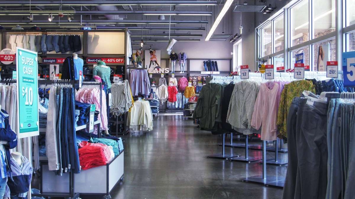 Importante tienda de ropa con descuentos estadounidense podría llegar al país: ¿Cuál es el retail que inscribió su marca en Chile?