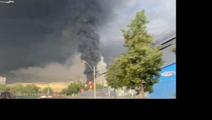 Incendio de grandes proporciones en acopio de neumáticos en Cerrillos: Existe riesgo de propagación a viviendas