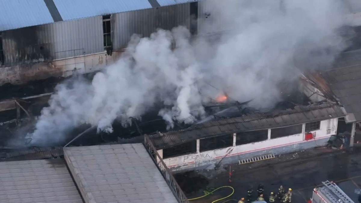Se reactiva foco de incendio en Cerrillos: suspenden clases y mantienen cortes por humo tóxico