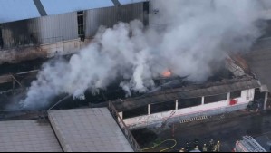 Reactivan foco de incendio en Cerrillos: suspenden clases y mantienen cortes por humo tóxico