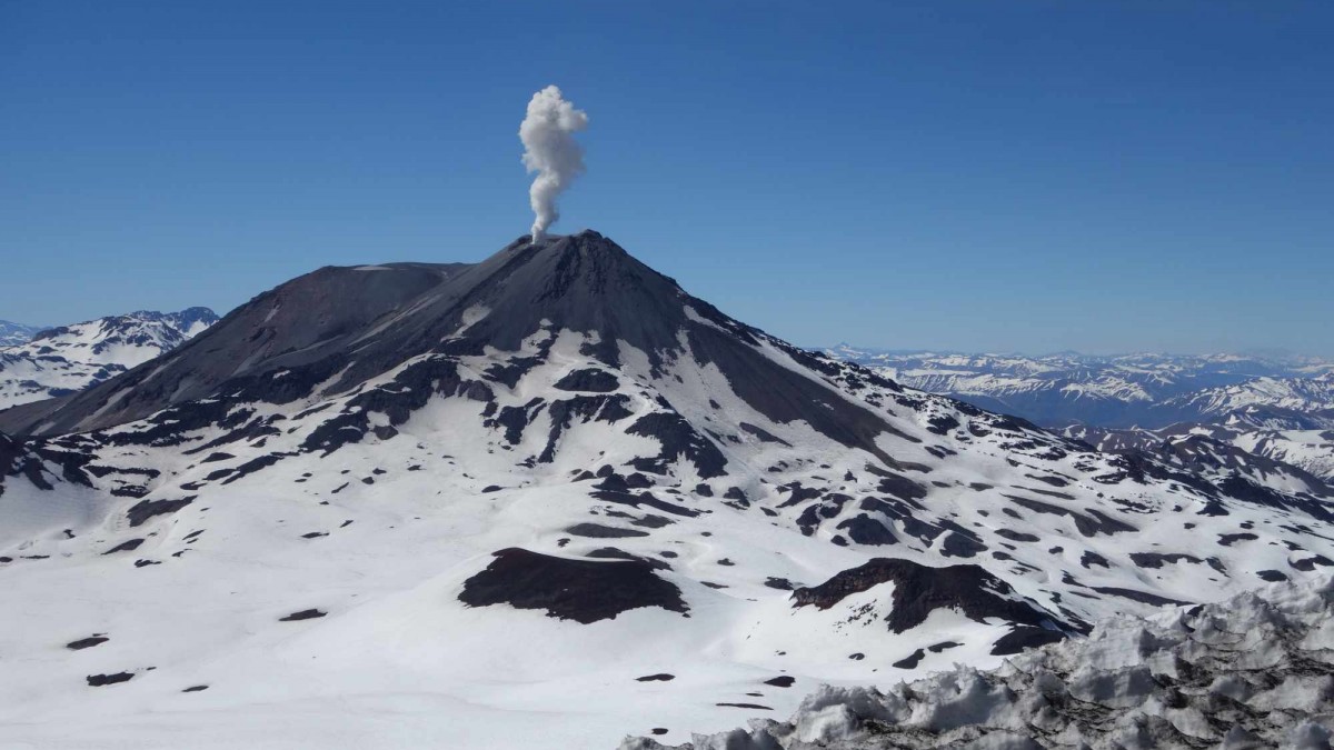 Monitorean volcán Nevados de Chillán tras registrar emisiones de material piroclástico