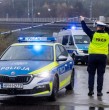 Una doctora de 57 años fue detenida en Polonia tras el hallazgo de 34 fetos humanos enterrados en el jardín de su antigua casa. La fiscalía investiga presuntos experimentos y delitos relacionados con residuos médicos.