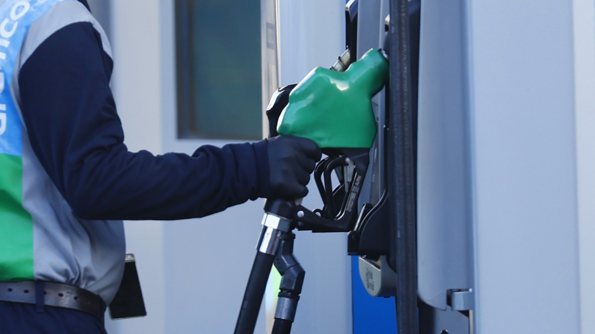 Gobierno confirma fuerte caída en precio de los combustibles: Bajaría en torno a los $100 desde este jueves