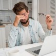 xpertos y la American Academy of Ophthalmology explican por qué el uso prolongado de pantallas provoca picor y sequedad ocular, y qué medidas simples ayudan a aliviar la molestia.