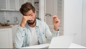 Por qué pican los ojos frente a la pantalla y qué puedes hacer para aliviarlo