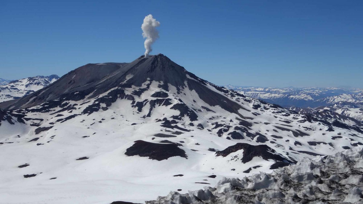 Sernageomin declara Alerta Amarilla en el complejo volcánico Nevados de Chillán por aumento de sismicidad