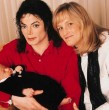 La exesposa de Michael Jackson, Debbie Rowe, volvió a aparecer públicamente en California. La mujer, de 67 años, llevaba mucho tiempo alejada de los medios, por lo que sorprendió al mostrar un aspecto muy diferente a cuando estuvo junto al cantante.