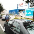Una mujer sufrió una grave fractura tras resbalar en una mancha de aceite sin señalización mientras realizaba la revisión técnica. La Justicia ordenó una millonaria indemnización. Revisa los detalles.