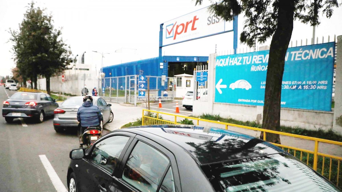 Fue a sacar la revisión técnica de su auto, se cayó por una mancha de aceite y ahora recibirá millonaria indemnización