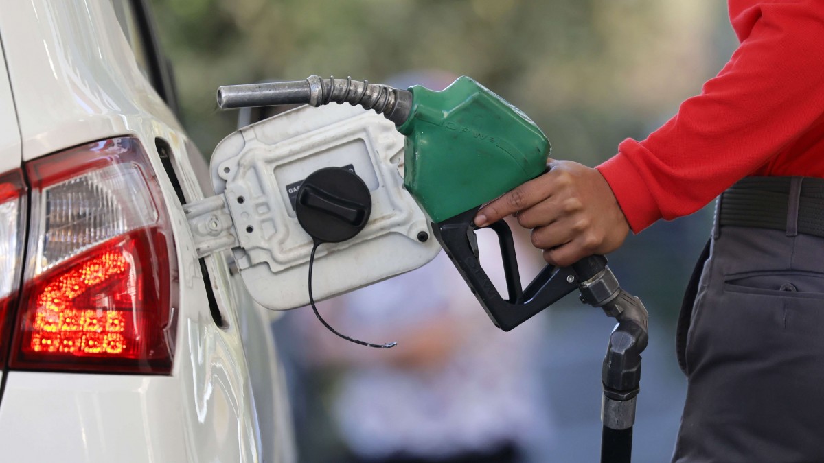 ¿Seguirá bajando la bencina?: Experta proyecta nuevas bajas en el precio de los combustibles luego del jueves