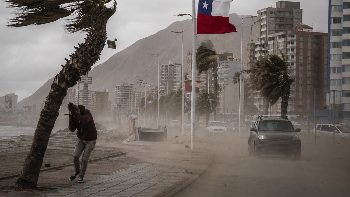 Hasta 100 km/h: Emiten una alerta y un aviso por vientos que afectarán a 4 regiones de Chile
