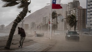 Hasta 100 km/h: Emiten una alerta y un aviso por vientos que afectarán a 4 regiones de Chile