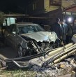 Un joven de 19 años perdió el control de un Mercedes, derribó un poste y terminó impactando una vivienda en La Pintana. Testigos aseguran que era seguido por otros vehículos.