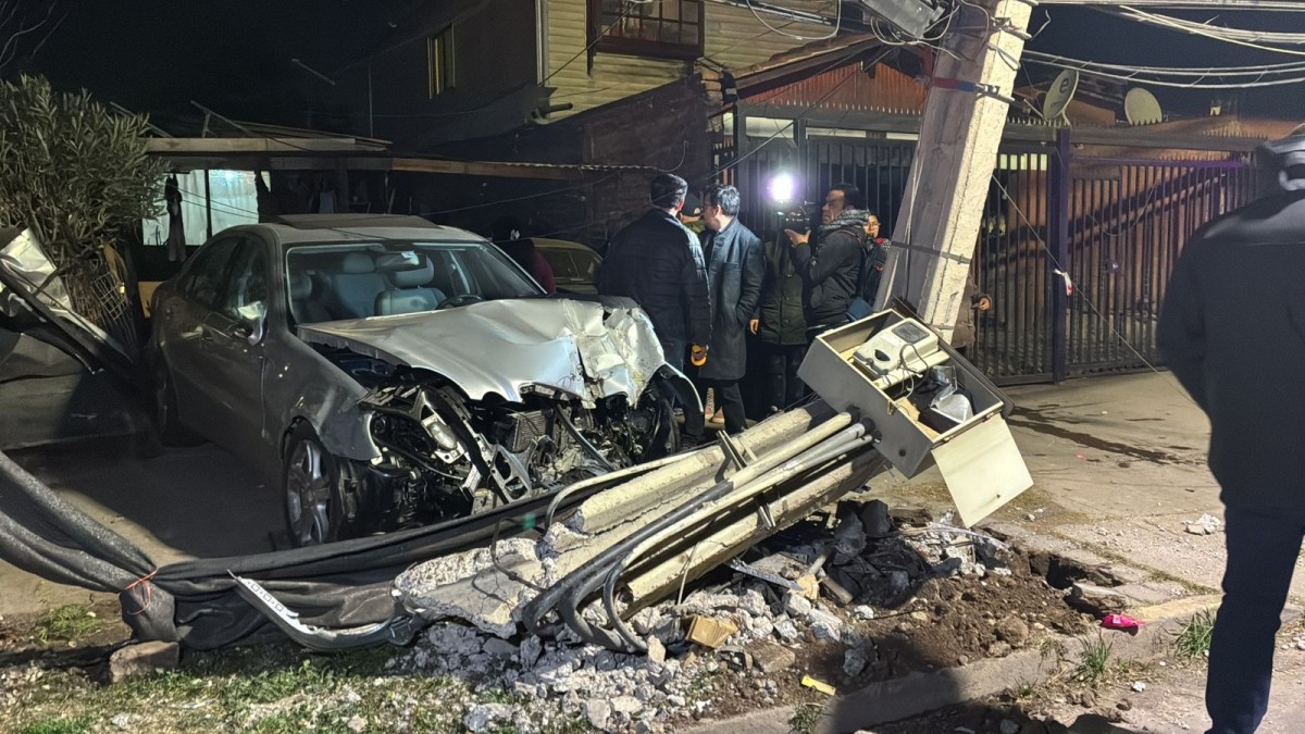 Joven choca un Mercedes, derriba un poste y termina contra una vivienda: Investigan si escapaba de una encerrona