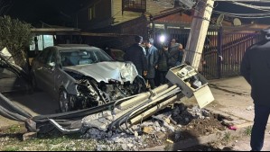Joven choca un Mercedes, derriba un poste y termina contra una vivienda: Investigan si escapaba de una encerrona