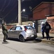 Un joven de 21 años murió tras recibir un disparo en la cabeza mientras se encontraba al volante de un vehículo en el sector de Bajos de Mena, en Puente Alto. La Fiscalía ECOH y la PDI realizan diligencias para esclarecer el caso.