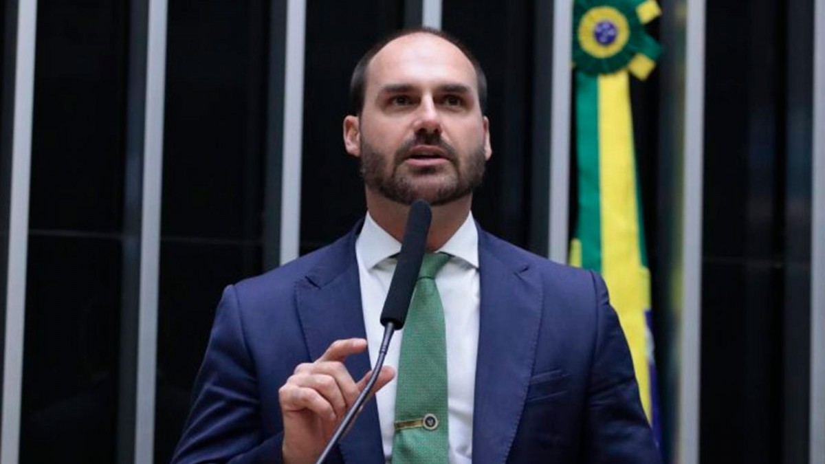 Nuevo golpe al círculo de Bolsonaro: Condenan a su hijo a más de cuatro años de cárcel