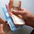 La implementación del nuevo sueldo mínimo también implica una actualización de los beneficios estatales asociados al nivel de ingresos. El salario mínimo ascendió de $539.000 a $553.553 mensuales