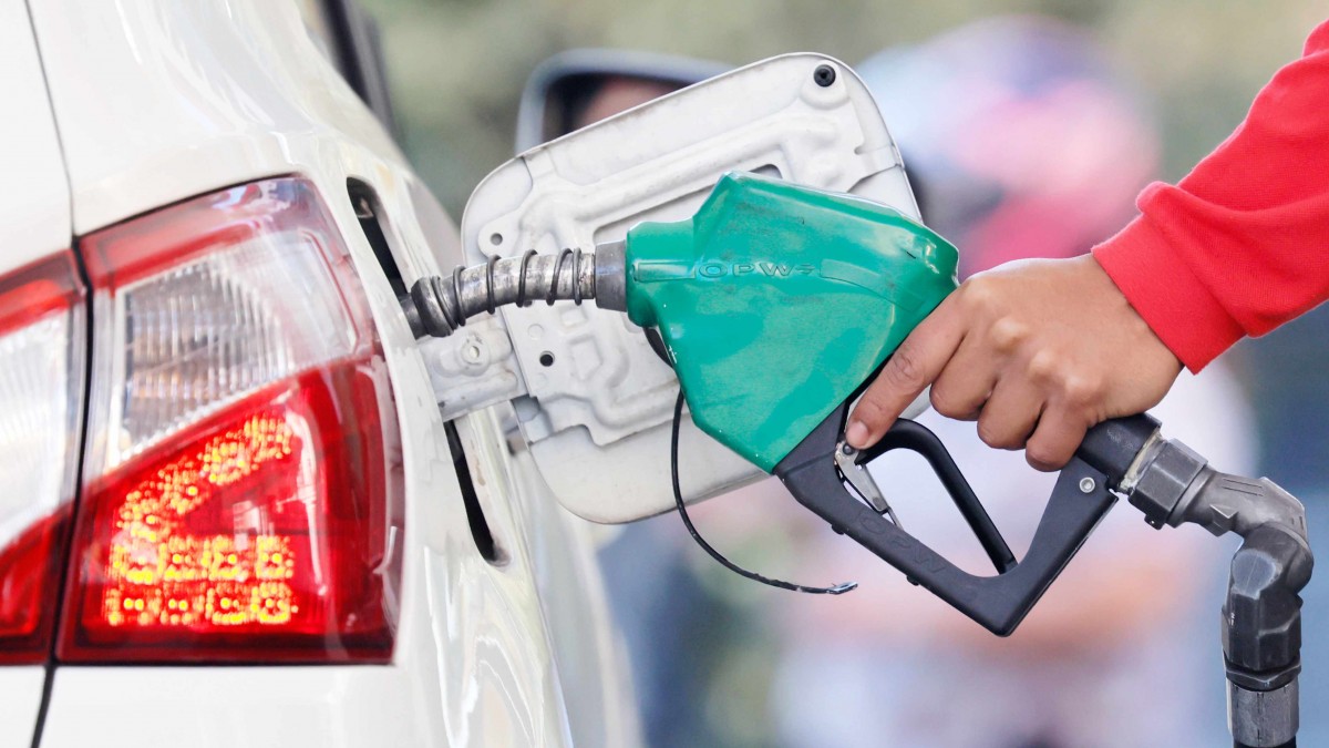 Bencinera anuncia rebaja de $100 por litro de bencina en todo Chile este miércoles: Así puedes acceder al descuento