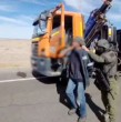 Un video registró la detención de un conductor durante un operativo de Carabineros en San Pedro de Atacama que permitió recuperar tres camiones robados e impedir su salida del país.