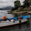 Una tragedia enluta a Calbuco: un padre y su hija de 4 años murieron tras el volcamiento de un bote auxiliar en Isla Puluqui. La madre logró sobrevivir y la comuna decretó duelo.