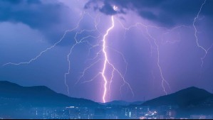 Por "inestabilidad atmosférica": Emiten aviso por probables tormentas eléctricas en zonas de tres regiones del país