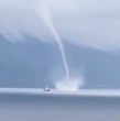 Una espectacular tromba marina se registró la tarde de este sábado en la comuna de Puerto Montt, región de Los Lagos. El fenómeno meteorológico fue captado por varios testigos, quedando inmortalizado en videos.