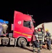 Durante la noche del sábado, una violenta colisión frontal entre un camión y una camioneta dejó tres personas fallecidas y una cuarta con riesgo vital en la región de Arica y Parinacota.