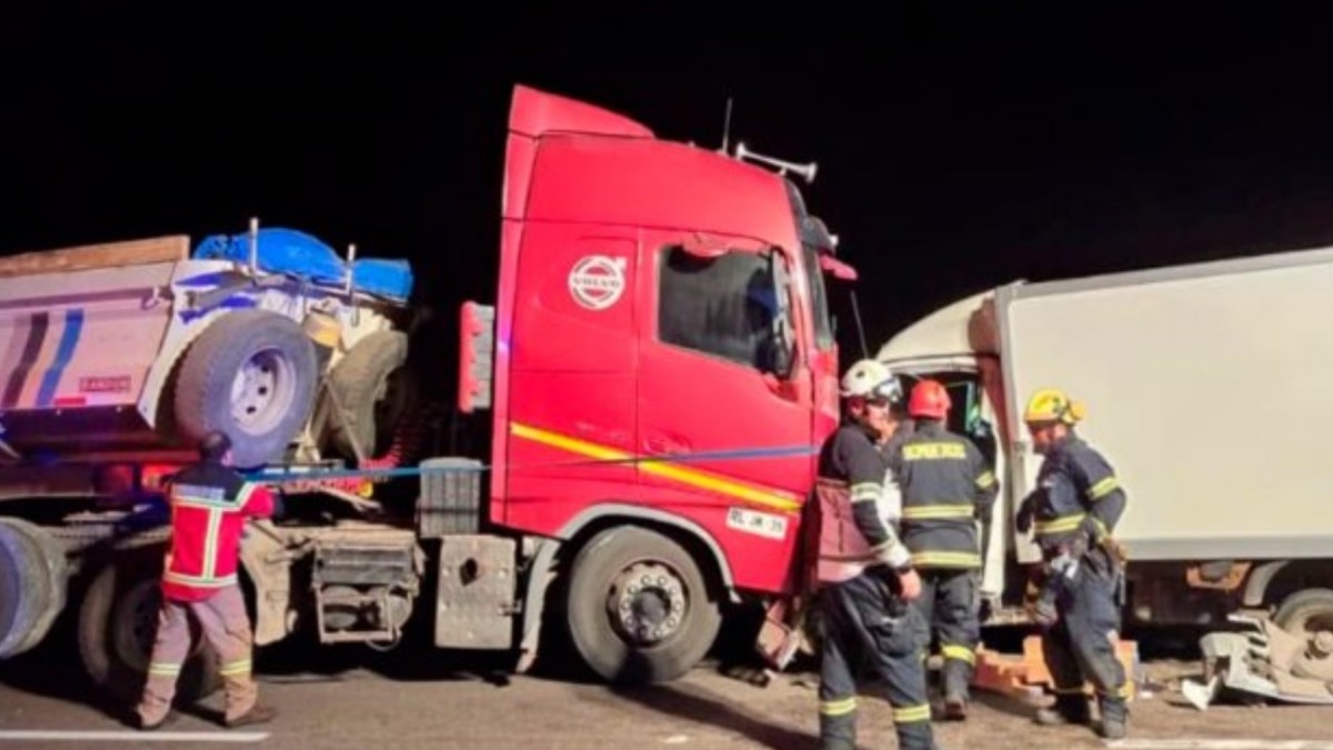 Choque frontal entre camión y vehículo menor deja tres fallecidos y un herido grave en ruta de Arica