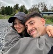 La actriz Rocío Toscano, recordada por su participación en la teleserie Verdades Ocultas, anunció la llegada de su tercer hijo a los 32 años. La intérprete dio la bienvenida a la nueva integrante junto a su pareja, el futbolista Agustín Ambiado.
