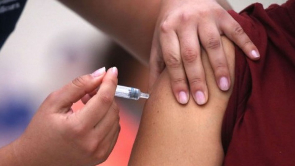 Autoridades llaman a vacunarse durante las vacaciones de invierno ante aumento de circulación de virus respiratorios