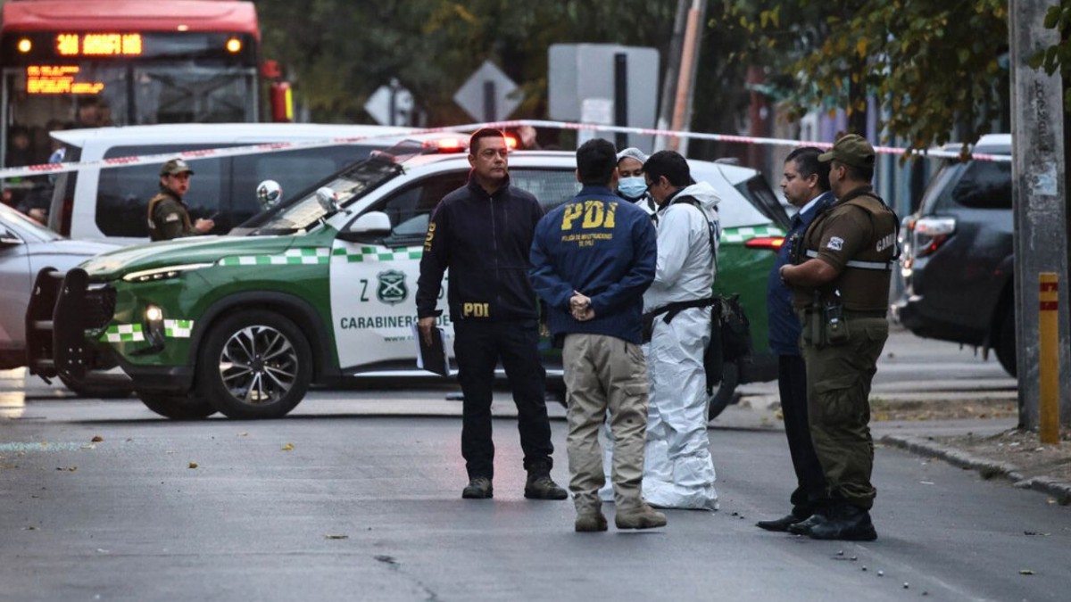 Homicidio frustrado en Peñalolén: Hombre fue baleado mientras conducía su vehículo