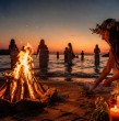 La Noche de San Juan 2026 vuelve con sus tradicionales rituales y creencias. Conoce el significado de las papas bajo la cama, los espejos, las agujas y otras supersticiones de esta fecha.