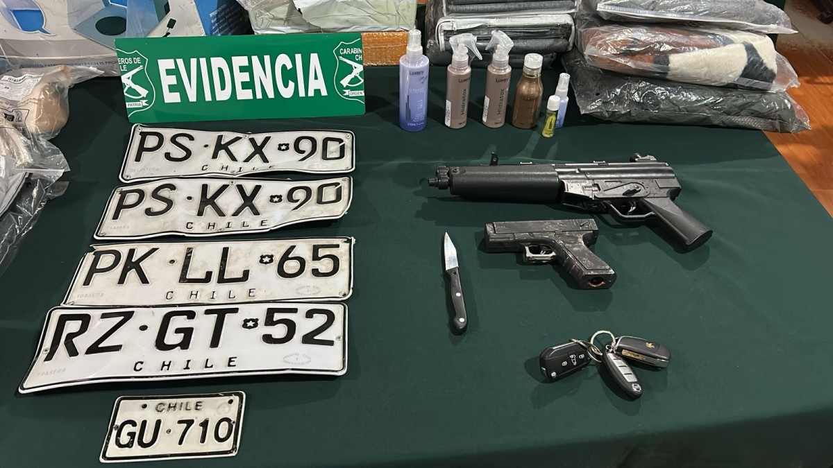 Carabineros recupera 2 vehículos robados y detiene a 5 personas en Maipú