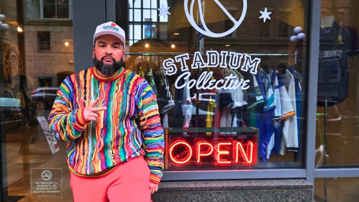 De Puente Alto a Seattle: Chileno triunfa en EEUU con tienda de ropa inspirada en la comuna, la micro 210 y la Cordillera