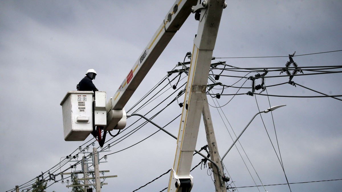 Hasta ocho horas sin suministro: Once comunas de la Región Metropolitana tendrán cortes de luz este miércoles