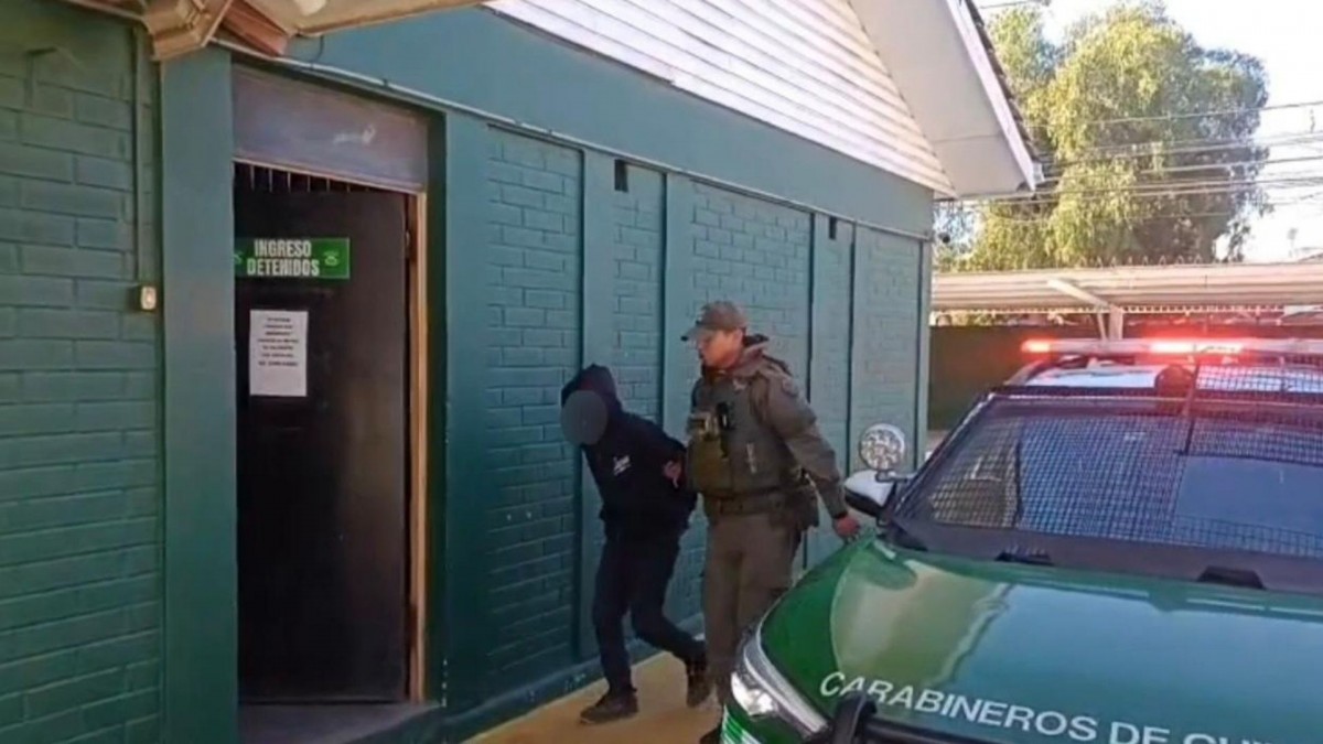 Fallida encerrona deja dos menores de 16 años detenidos: Intentaron robar automóvil de carabineros de civil