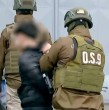 Revisa el video que muestra la actitud de uno de los imputados en el crimen de un niño de 12 años en San Bernardo. El sujeto se mostró agresivo e incluso propinó un par de insultos mientras era ingresado al tribunal.