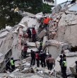 Los dos potentes terremotos que afectaron a Venezuela dejaron al menos 32 fallecidos y más de 700 heridos. Las autoridades mantienen intensas labores de rescate entre edificios colapsados y zonas devastadas.
