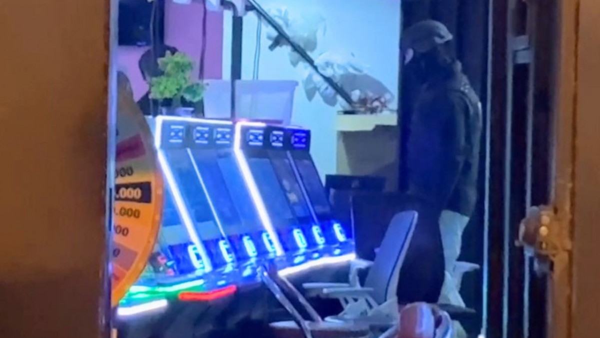 PDI allana cerca de 29 casinos clandestinos en la RM y Valparaíso: Hay detenidos, incautaciones y locales clausurados