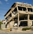 Un grupo de personas saqueó al menos una tienda comercial en una zona costera de Venezuela afectada por dos devastadores terremotos que dejaron 164 muertos la víspera, constató este jueves un equipo de la AFP.