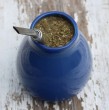 Revisa por qué el mate es la bebida perfecta para el invierno, sus beneficios para el organismo y las nuevas opciones de sabores que están conquistando cada vez más hogares en Chile.