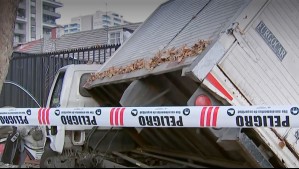 Camión chocó contra una reja en Macul: Alertan por falta de señalización en transitada intersección de la comuna