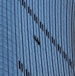 Un testigo mostró este viernes restos de un avión al pie de los rascacielos más altos de Pekín, y periodistas de la AFP observaron una brecha en el edificio y un importante despliegue policial en la zona.