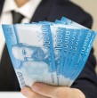 Aunque una persona tenga un sueldo bruto de $600.000, el monto que efectivamente recibirá cada mes puede ser significativamente menor debido a los descuentos obligatorios establecidos por la legislación laboral chilena.